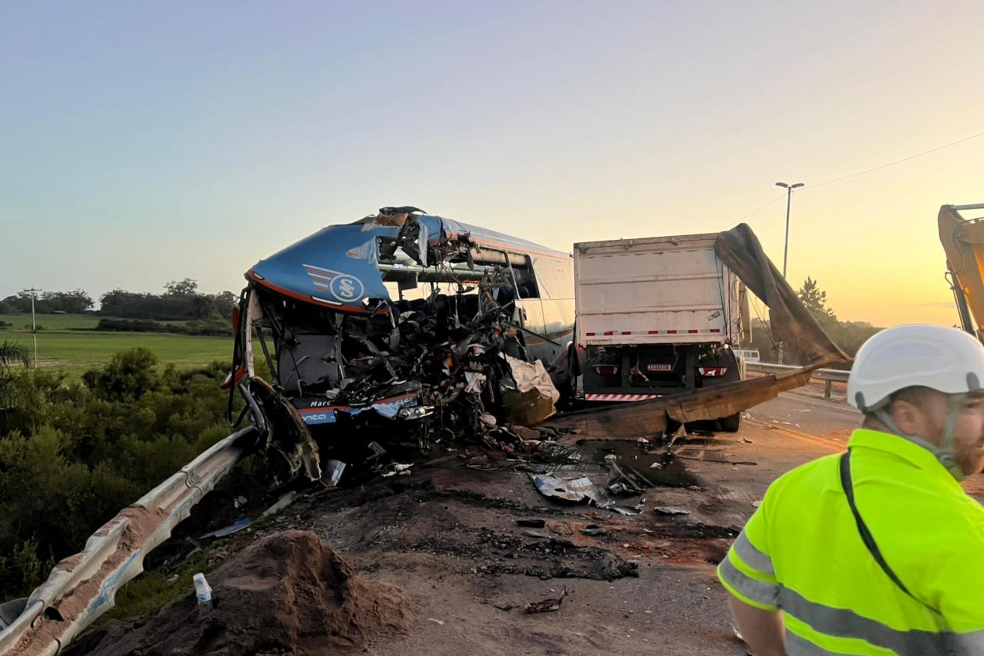 V&iacute;deo mostra momento em que carreta e &ocirc;nibus colidem na BR-116, em Pelotas; 11 pessoas morreram