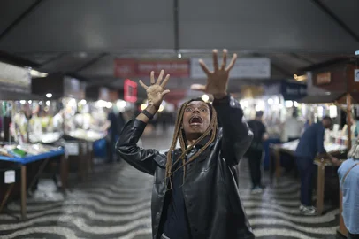 PORTO ALEGRE, RS, BRASIL, 05-11-2025: O poeta surdo Rodrigo Pereira e o intérprete Juan D. Carvalho. Foto: André Ávila/Agência RBS<!-- NICAID(16161565) -->