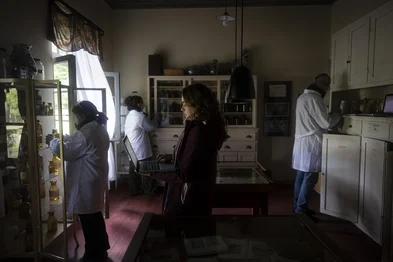 VIAMÃO, RS, BRASIL, 15-06-2026: Uma equipe, coordenada pela museóloga Camila Casarotto (C), faz o inventário de objetos do acervo do Memorial do Hospital Colônia Itapuã (HCI), em Viamão, na Região Metropolitana de Porto Alegre. O espaço cultural e histórico, inaugurado em 2014 para preservar a memória das vítimas do isolamento compulsório de pacientes com hanseníase, encontra-se fechado e inacessível ao público após a desativação do complexo hospitalar entre 2022 e 2023. Atualmente, o prédio está sem energia e o acervo composto por fotos, prontuários médicos e objetos da comunidade sofre com a falta de manutenção e o abandono institucional. Foto: Mateus Bruxel/Agência RBSIndexador: MATEUS BRUXEL<!-- NICAID(16307425) -->
