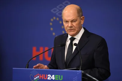 O Chanceler alemão Olaf Scholz dá uma conferência de imprensa após a Reunião Informal Europeia de Chefes de Estado ou de Governo em Budapeste, Hungria, em 8 de novembro de 2024. A quinta reunião da Comunidade Política Europeia reúne líderes de toda a Europa em Budapeste e aborda desafios de segurança, incluindo a guerra na Ucrânia e a escalada em curso no Médio Oriente. (Foto de Ferenc ISZA/AFP)<!-- NICAID(15910237) -->