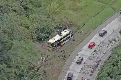Ônibus de turismo tombou na BR-040, em Petrópolis (RJ), na madrugada deste domingo (16)<!-- NICAID(16346793) -->