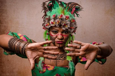 :: Lizza Dias: tem atuação artística desde a infância, participando de eventos no bairro onde cresceu, o Partenon, em Porto Alegre (RS). Atualmente, mora no Rio de Janeiro e se apresenta com sua banda no projeto Caboclinhas, com show de músicas, danças e um repertório variado: samba de raíz, forró, frevo, jongos, afoxé e ijexá.<!-- NICAID(15938027) -->