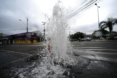 ALVORADA,RS,BRASIL.2020,10,15.Vazamento de água potavel em Alvorada,na Rua Senador Salgado Filho,água está jorrando desde a meia noite, e chama a tençãodos moradores.(RONALDO BERNARDI/AGENCIA RBS).<!-- NICAID(14617247) -->