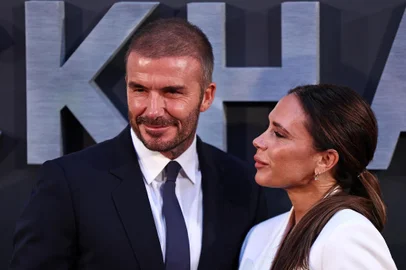 Former England footballer David Beckham and his wife Victoria Beckham pose on the red carpet upon arrival to attend the Premiere of "Beckham" in London on October 3, 2023. (Photo by HENRY NICHOLLS / AFP)Editoria: ACELocal: LondonIndexador: HENRY NICHOLLSSecao: culture (general)Fonte: AFPFotógrafo: STR<!-- NICAID(15559268) -->