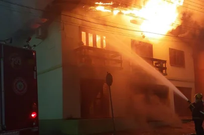 Casa é atingida por incêndio no bairro Aparecida, em Antônio Prado<!-- NICAID(16310931) -->