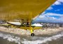 De publicidade empresarial a pedido de desculpa: as histórias por trás do avião que carrega faixas pelo litoral do RS