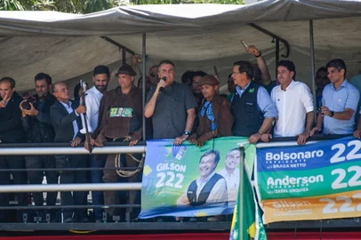 Jair Bolsonaro (PL) cumpre evento de cmpanha no RecifePE - ELEIÇÕES 2022/BOLSONARO/RECIFE - POLÍTICA - O presidente e candidato à reeleição, Jair Bolsonaro (PL),cumpre agenda de campanha em Recife, PE, onde interage   com apoiadores no "Ato Mulher com Bolsonaro", em Boa Viagem, zona sul da capital pernambucana, na manhã desta   quinta-feira, 13 de outubro de 2022, acompanhado da primeira dama, Michelle Bolsonaro, e a ex-ministra, Damares   Alves.   13/10/2022 - Foto: JOãO VELOZO/LEIAJÁIMAGENS/ESTADÃO CONTEÚDOEditoria: POLÍTICALocal: RECIFEIndexador: JOãO VELOZOFotógrafo: LEIAJÁIMAGENS<!-- NICAID(15234815) -->