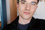 Gabriel Elias Josende, escritor que publica, também, sob o pseudônimo OLYMPUZ está lançando o quarto livro, intitulado "Só ar, sem sono, sem ar", publicado pela Editora Caravana. É um livro de contos que aborda 3 amores gays, aliados à mitologia grega.A obra será lançada no dia 7/10 (sábado), às 15h durante a 38ª Feira do Livro de Bento Gonçalves.<!-- NICAID(15560686) -->