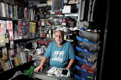 Como está a situação das bancas de revistas de Porto Alegre. A situação das bancas de revistas em Porto Alegre é de declínio, com algumas bancas fechando e até migrando para a venda de outros produtos, como lanches e eletrônicos, atuando quase como uma conveniência.Mozart Maciel Cancioneri, dono de banca na rua José de Alencar.Indexador: DF<!-- NICAID(16040903) -->