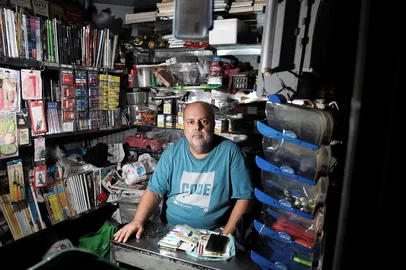 Como está a situação das bancas de revistas de Porto Alegre. A situação das bancas de revistas em Porto Alegre é de declínio, com algumas bancas fechando e até migrando para a venda de outros produtos, como lanches e eletrônicos, atuando quase como uma conveniência.Mozart Maciel Cancioneri, dono de banca na rua José de Alencar.Indexador: DF<!-- NICAID(16040903) -->