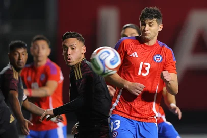 Peru's defender #03 Erick Noriega and Chile's defender #13 Benjamin Kuscevic fight for the ball during the international football friendly match between Chile and Peru at the Bicentenario de La Florida Stadium in Santiago on October 10, 2025. (Photo by Javier TORRES / AFP)Editoria: SPOLocal: SantiagoIndexador: JAVIER TORRESSecao: soccerFonte: AFPFotógrafo: STR<!-- NICAID(16144053) -->