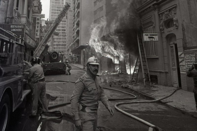 Incêndio nas Lojas Americanas da rua dos Andradas em Dezembro de 1973.#Fotógrafo: Gerson Schirmer#Envelope: 931134<!-- NICAID(15329141) -->