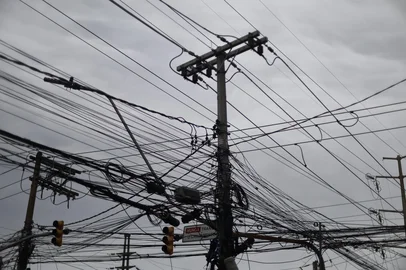 André Ávila / Agencia RBS PORTO ALEGRE, RS, BRASIL, 15-12-2025: Ventos fortes causam queda de energia pela cidade e trânsito tem semáforos apagados, com reflexo no trânsito. (Foto: André Ávila/Agência RBS)<!-- NICAID(16187217) -->