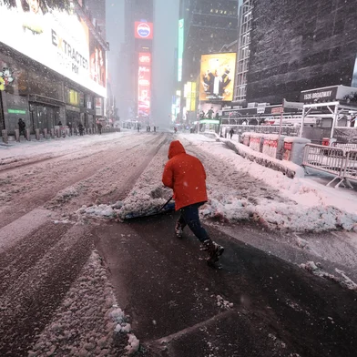 A person clears a snow covered street during a winter storm in the Manhattan borough of New York City on February 23, 2026. New York ordered drivers off the road and shut down schools on Monday, while residents hunkered down for a massive snowstorm hitting the United States northeast. The National Weather Service (NWS) said in a post on X that "heavy snow is still falling" at 5:28 am local time (1028 GMT) on Monday adding that a the total snowfall stands at 14.9 inches. (Photo by TIMOTHY A.CLARY / AFP)Editoria: WEALocal: New YorkIndexador: TIMOTHY A.CLARYSecao: reportFonte: AFPFotógrafo: STF<!-- NICAID(16230960) -->