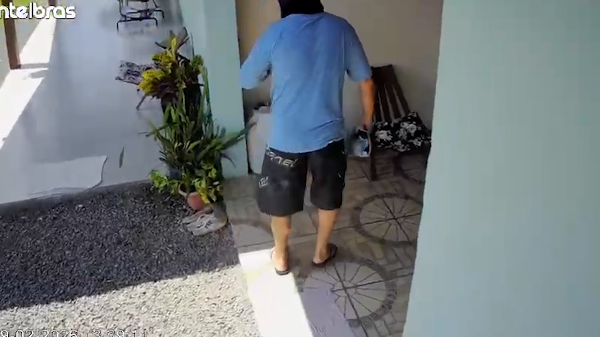 Homem &eacute; preso suspeito de invadir casa e tentar sedar vizinha com pano molhado com gasolina