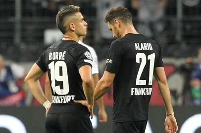 Frankfurt's Colombian forward Rafael Borre (L) and Frankfurt's Argentinian forward Lucas Alario react after the UEFA Champions League Group D football match Eintracht Frankfurt v Sporting CP in Frankfurt, western Germany, on September 7, 2022. (Photo by Daniel ROLAND / AFP)Editoria: SPOLocal: FrankfurtIndexador: DANIEL ROLANDSecao: soccerFonte: AFPFotógrafo: STR<!-- NICAID(15639497) -->