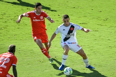 BRASILEIRO A 2020, VASCO X INTERNACIONALRJ - BRASILEIRO A 2020, VASCO X INTERNACIONAL - ESPORTES - BRASILEIRO A 2020, VASCO X INTERNACIONAL - Bruno Gomes jogador do Vasco disputa lance com Bruno Praxedes jogador do Internacional durante partida no estádio São Januário pelo campeonato Brasileiro A 2020. 14/02/2021 - Foto: THIAGO RIBEIRO/AGIF - AGÊNCIA DE FOTOGRAFIA/AGIF - AGÊNCIA DE FOTOGRAFIA/ESTADÃO CONTEÚDOEditoria: ESPORTESLocal: RIO DE JANEIROIndexador: THIAGO RIBEIROFotógrafo: AGIF - AGÊNCIA DE FOTOGRAFIA<!-- NICAID(14714228) -->