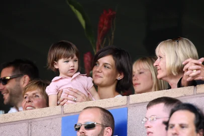 75457326Actress Katie Holmes holds her daughter Suri Cruise, daughter of Tom Cruise, as they watch the Chelsea FC vs LA Galaxy match at the World Series of Soccer, 21 July 2007 at the Home Depot Center in Carson, California. The game is the first for British soccer sensation David Beckham as a member of the Galaxy.  AFP PHOTO / ROBYN BECK (Photo by ROBYN BECK / AFP)Editoria: HUMLocal: CarsonIndexador: ROBYN BECKSecao: peopleFonte: AFP<!-- NICAID(15738542) -->