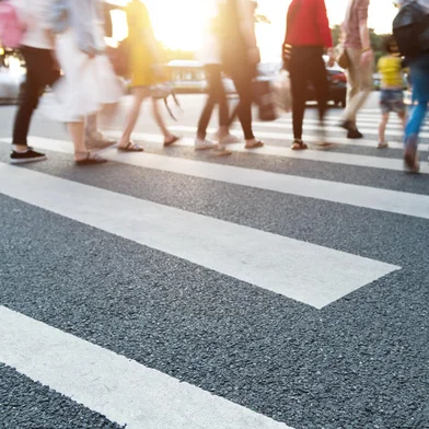 Group of people walking on the crosswalkGrupo de pessoas caminhando na faixa de pedestres. Foto: xy / stock.adobe.comFonte: 604967818<!-- NICAID(15846488) -->