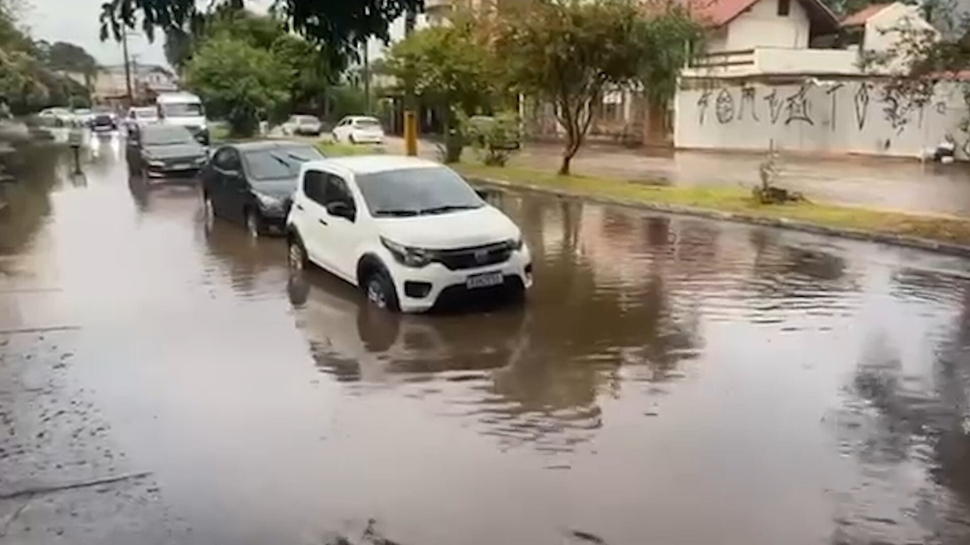 "Tivemos que subir em bancos para passar": universidade alaga ap&oacute;s forte chuva no Vale do Sinos