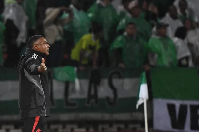 Internacional's head coach Roger gestures during the Copa Libertadores group stage first round football match between Colombia's Atletico Nacional and Brazil's Internacional at the Atanasio Girardot stadium in Medellin, Antioquia department, Colombia, (Photo by Jaime SALDARRIAGA / AFP)Editoria: SPOLocal: MedellínIndexador: JAIME SALDARRIAGASecao: soccerFonte: AFPFotógrafo: STR<!-- NICAID(16033501) -->
