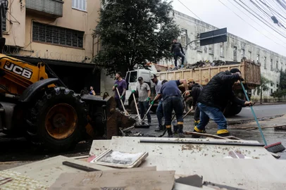 PORTO ALEGRE, RS, BRASIL - 2024.05.30 - Limpeza na Avenida Pernambuco, em Porto Alegre. (Foto: André Ávila/ Agência RBS)Indexador: Andre Avila<!-- NICAID(15777367) -->