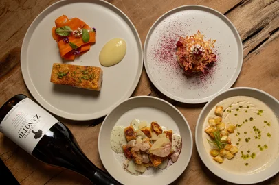 Em meio às paisagens dos Campos de Cima da Serra, que mudam a cada estação do ano, a vinícola recebe os visitantes com um cardápio especial, que celebra o inverno com acolhimento e uma gastronomia típica. De quinta a domingo, o restaurante Campestre apresenta três menus principais assinados pelo chef Tarso Sobral: Storia, Incanto, além de uma opção vegetariana. Os menus têm em comum o couvert de boas-vindas, com pães de fermentação natural e uma deliciosa manteiga de vinho para começar a experiência. Todas as sugestões podem ser harmonizadas.<!-- NICAID(16327866) -->