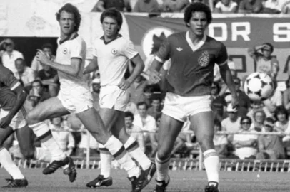 Jogo amistoso: Internacional 2 x 2 RomaLocal: Estádio Olímpico de Roma, em Roma, Itália.-Partida de estreia do jogador Falcão no time Roma, de Roma, Itália.-O jogador Carlo Ancelotti também jogou nesta partida.-#ENVELOPE: 144161<!-- NICAID(16037220) -->