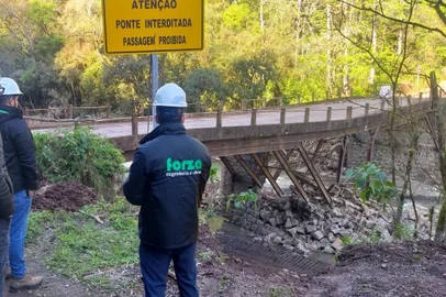 Ponte interditada que estava sendo recuperada em Santa Lúcia do Piaí ruiu nesta quinta-feiraBloqueios retirados constantemente por moradores da região para fazer a travessia agravaram o estado de deterioração estrutural da ponteA Secretaria de Obras e Serviços Públicos (SMOSP) informa que a ponte que liga a comunidade de Caravagio da 6ª Légua a Santa Lúcia do Piaí, na Estrada Municipal Claudino Antônio da Costa, ruiu nesta quinta-feira (05/09). O pilar central que estava comprometido colapsou e curvou o tabuleiro da ponte, causando fissuras também nas cabeceiras de ambos os lados.<!-- NICAID(15859448) -->