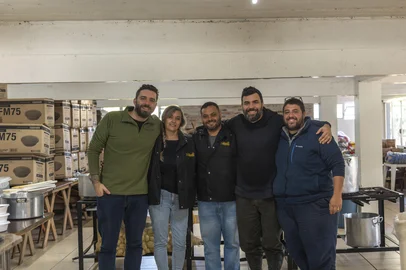 Há um ano, o Rio Grande do Sul era atingido pela maior tragédia climática de sua história. Muitas iniciativas solidárias surgiram e uma delas foi a Cozinha de Recomeços. O projeto arrecadou mais de R$ 100 mil e ajudou mais de 10 negócios entre restaurantes, pizzarias, padarias e hamburguerias com de equipamentos, móveis, reformas estruturais, materiais de construção, utensílios de cozinha e consultorias especializadas. Agora, o projeto está realizando as últimas entregas.<!-- NICAID(16048558) -->