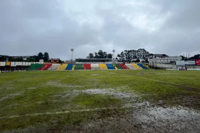 Jogo entre Veranópolis e Inter-SM foi adiado pela falta de condições do gramado do Estádio Antônio David Farina, completamente alagado por conta da chuva no final de semana.<!-- NICAID(15814009) -->