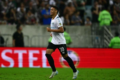 Gremio's midfielder Gustavo Nunes celebrates scoring his team's first goal during the Copa Libertadores round of 16 second leg all-Brazilian football match between Fluminense and Gremio at the Maracana stadium in Rio de Janeiro, Brazil, on August 20, 2024. (Photo by Pablo PORCIUNCULA / AFP)Editoria: SPOLocal: Rio de JaneiroIndexador: PABLO PORCIUNCULASecao: soccerFonte: AFPFotógrafo: STF<!-- NICAID(15845339) -->