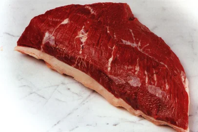 Corte de carne bovina, Picanha: carne com boa camada de gordura, o que lhe confere maciez, suculência e sabor. A gordura só deve ser retirada após ter sido assada. Fonte: Wessel - Os Segredos da Carne, de István Wessel#PÁGINA: 6#NÃO VEIO Fonte: Livro de István Wessel<!-- NICAID(1522784) -->
