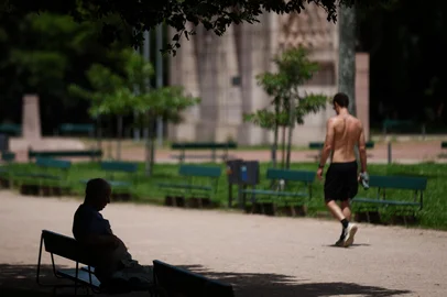 PORTO ALEGRE, RS , BRASIL, 03-01-2026: Imagens do clima na manhã de sábado (03), no Parque da Redenção. O dia iniciou com a presença do sol entre nuvens na capital. Foto: Bruno Todeschini/Agencia RBS<!-- NICAID(16197344) -->