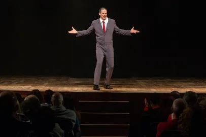 Mateus Solano circula pelo Rio Grande do Sul com seu primeiro monólogoAtor dá vida ao personagem Augusto em busca de significado em "O Figurante"Um dos nomes mais celebrados da dramaturgia brasileira, Mateus Solano traz aos palcos gaúchos o espetáculo "O Figurante", seu primeiro monólogo. A montagem, que reflete sobre visibilidade, reconhecimento e pertencimento a partir da história de um figurante do audiovisual que começa a questionar a importância de seu trabalho e de sua própria vida, realiza turnê pelo Rio Grande do Sul em outubro, através do Circuito Sesc de Artes Cênicas.<!-- NICAID(16140745) -->