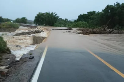 09/05/25: Arroio Cortado bloqueia trecho da RS-287, em Novo Cabrais, entre Santa Cruz e Santa Maria.<!-- NICAID(16033630) -->
