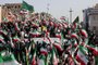 ATENÇÃO - foto do protesto A FAVOR do governo do Irã---Iranian pro-government protesters wave their national flag during a rally against the recent anti-government protests in Iran, in Tehran, on September 25, 2022. - Iran's judiciary chief vowed no leniency against the wave of unrest that has rocked the country since the death of young Kurdish woman Mahsa Amini in the custody of the morality police. At least 41 people have died so far, mostly protesters but including members of the Islamic republic's security forces, according to an official toll, although human rights groups say the real figure is higher. (Photo by AFP)<!-- NICAID(15216440) -->
