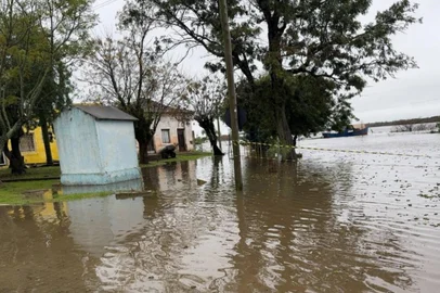 Rio Jaguarão chega a 4,96 metros e amplia preocupação com avanço da inundação<!-- NICAID(16348373) -->