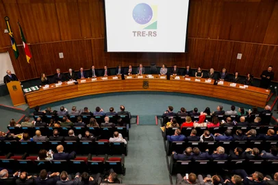 19/12/2022 - PORTO ALEGRE, RS - TRE faz a diplomação de 89 políticos eleitos no último pleito. Dentre eles, Eduardo Leite, governador eleito, e Hamilton Mourão, atual vice-presidente e vencedor nas eleições para o senado gaúcho. FOTO: Camila Hermes, Agencia RBS<!-- NICAID(15299629) -->