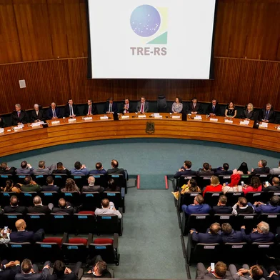 19/12/2022 - PORTO ALEGRE, RS - TRE faz a diplomação de 89 políticos eleitos no último pleito. Dentre eles, Eduardo Leite, governador eleito, e Hamilton Mourão, atual vice-presidente e vencedor nas eleições para o senado gaúcho. FOTO: Camila Hermes, Agencia RBS<!-- NICAID(15299629) -->