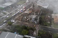 Gramado, RS, Brasil, 22-12-2024: Queda de avião na região urbana de Gramado, na Serra Gaúcha. Aeronave atingiu pelo menos quatro prédios, entre eles uma loja e uma pousada, e há vítimas. Bombeiros e policiais atuam no local. Foto: Mateus Bruxel / Agência RBSLocal: Gramado<!-- NICAID(15940893) -->