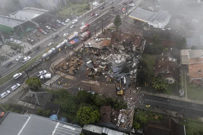 Gramado, RS, Brasil, 22-12-2024: Queda de avião na região urbana de Gramado, na Serra Gaúcha. Aeronave atingiu pelo menos quatro prédios, entre eles uma loja e uma pousada, e há vítimas. Bombeiros e policiais atuam no local. Foto: Mateus Bruxel / Agência RBSLocal: Gramado<!-- NICAID(15940893) -->