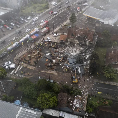 Gramado, RS, Brasil, 22-12-2024: Queda de avião na região urbana de Gramado, na Serra Gaúcha. Aeronave atingiu pelo menos quatro prédios, entre eles uma loja e uma pousada, e há vítimas. Bombeiros e policiais atuam no local. Foto: Mateus Bruxel / Agência RBSLocal: Gramado<!-- NICAID(15940893) -->