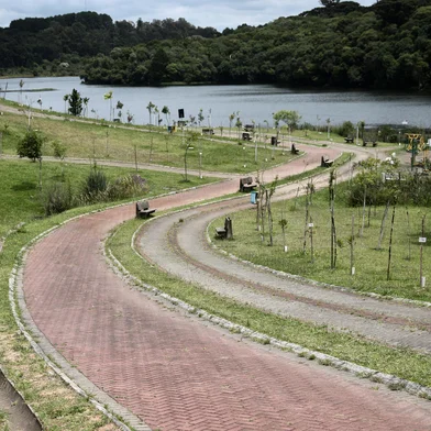 CAXIAS DO SUL, RS, BRASIL, 06/12/2024.  Prefeitura de Caxias está contratando sinalização para quatro roteiros turísticos novos na área urbana e no interior. Três deles são de cicloturismo, aproveitando o fluxo de ciclistas que já é registrado atualmente na cidade. Na foto, ciclovia no Ecoparque. (Bruno Todeschini/Agência RBS)Indexador: Bruno Todeschini<!-- NICAID(15930106) -->
