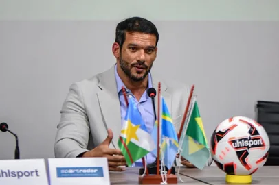 Na última quinta-feira, 15, 19 presidentes de federações estaduais assinaram um manifesto defendendo a “renovação do futebol brasileiro”. Foi iniciado um movimento para uma nova eleição na CBF, que foi convocada por Fernando Sarney, interventor da entidade nomeado após decisão do Tribunal de Justiça do Estado do Rio de Janeiro, ainda sem data. Nesse cenário, as 19 federações articulam colocar Samir Xaud no poder da CBF. Ednaldo Rodrigues ainda tenta recurso para voltar ao cargo.<!-- NICAID(16038783) -->
