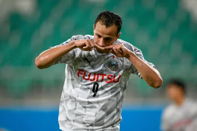 This handout from the Asian Football Confederation taken on July 8, 2021 shows Kawasaki Frontale's Leandro Damiao celebrating after a goal during the AFC Champions League 2021 Group I football match between South Korea's Daegu FC and Kawasaki Frontale of Japan at Bunyodkor Stadium in Tashkent. (Photo by Victor Fraile / ASIAN FOOTBALL CONFEDERATION / AFP) / -----EDITORS NOTE --- RESTRICTED TO EDITORIAL USE - MANDATORY CREDIT "AFP PHOTO / ASIAN FOOTBALL CONFEDERATION" - NO MARKETING - NO ADVERTISING CAMPAIGNS - DISTRIBUTED AS A SERVICE TO CLIENTS / The erroneous mention[s] appearing in the metadata of this photo by Victor Fraile has been modified in AFP systems in the following manner: [at Bunyodkor Stadium] instead of [at Lokomotiv Stadium]. Please immediately remove the erroneous mention[s] from all your online services and delete it (them) from your servers. If you have been authorized by AFP to distribute it (them) to third parties, please ensure that the same actions are carried out by them. Failure to promptly comply with these instructions will entail liability on your part for any continued or post notification usage. Therefore we thank you very much for all your attention and prompt action. We are sorry for the inconvenience this notification may cause and remain at your disposal for any further information you may require.Editoria: SPOLocal: TashkentIndexador: VICTOR FRAILESecao: soccerFonte: ASIAN FOOTBALL CONFEDERATIONFotógrafo: Handout<!-- NICAID(14856930) -->
