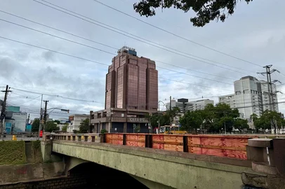 Ponte da Rua Ramiro Barcelos com a Avenida Ipiranga, em Porto Alegre, teve uma parte do guarda-corpo retirada pela prefeitura