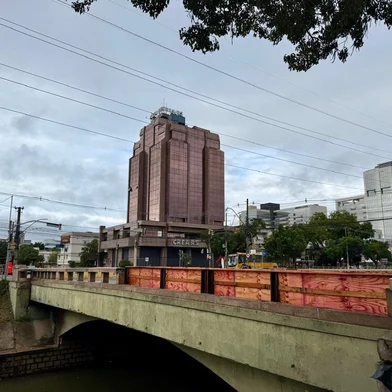 Ponte da Rua Ramiro Barcelos com a Avenida Ipiranga, em Porto Alegre, teve uma parte do guarda-corpo retirada pela prefeitura