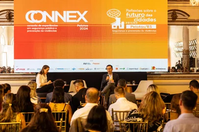 Guillermo Rivera, embaixador da Colômbia no Brasil (de óculos), discorreu sobre fatores que levaram à redução drástica da violência em seu  país.