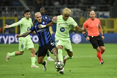Barcelona's Spanish forward #19 Lamine Yamal (R) and Inter Milan's Italian defender #32 Federico Dimarco fight for the ball during the UEFA Champions League semi-final second leg football match between Inter Milan and FC Barcelona at the San Siro stadium in Milan on May 6, 2025. (Photo by PIERO CRUCIATTI / AFP)<!-- NICAID(16032383) -->